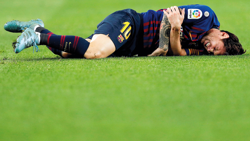 ميسي تعرض للإصابة خلال مباراة برشلونة وإشبيلية في الدوري الإسباني. إي.بي.إيه