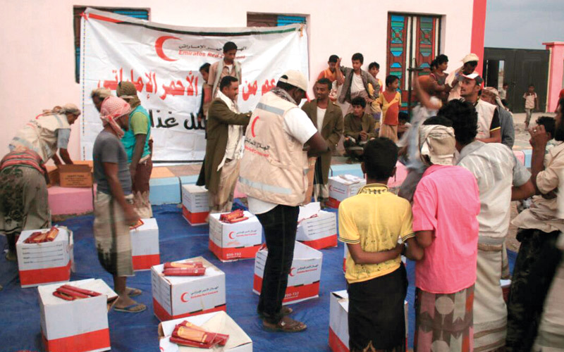 «الهلال الأحمر الإماراتي» يوزّع مساعدات غذائية على سكان باب المندب ...
