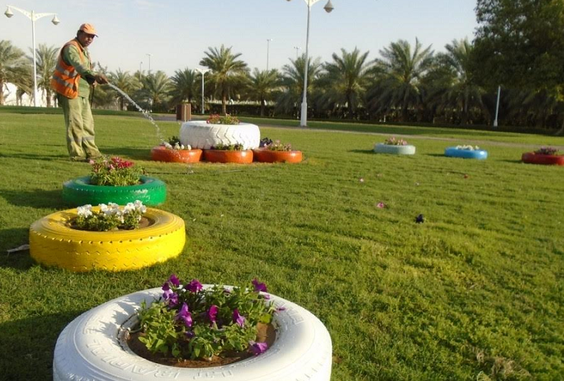 بلدية مدينة العين تستخدم الإطارات المستهلكة بعد تدويرها لتجميل الحدائق ...